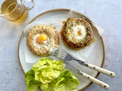 BAGEL, OEUF COULANT, PESTO ET FROMAGE