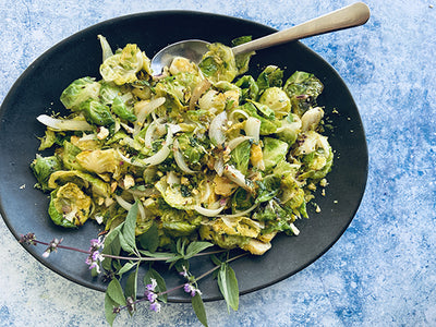 SALADE DE LÉGUMES «BRÛLÉS», NOIX ET HERBES FRAÎCHES