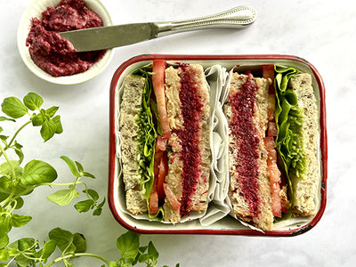 SANDWICH VÉGÉPÂTÉ ET PESTO DE BETTERAVES