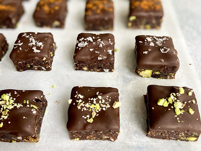 BOUCHÉES DE BROWNIES SANS CUISSON AUX 3 NOIX ET RAISINS