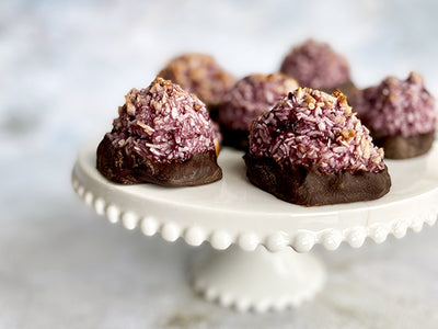 MACARONS DE NOIX DE COCO, MÛRES ET CHOCOLAT NOIR