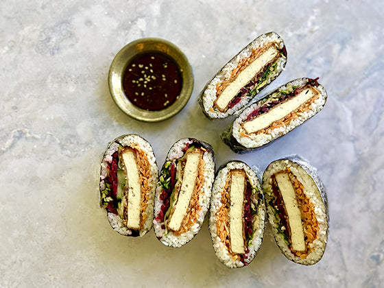 ONIGIRAZU AU TOFU ET LÉGUMES CROQUANTS