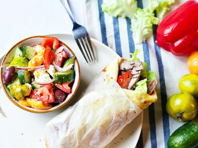 SOUVLAKI AGNEAU, SAUCE YOGOURT ET SALADE GRECQUE