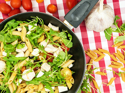 SALADE CHAUDE PÂTES, ROQUETTE ET POULET