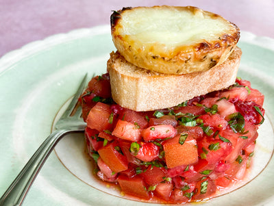 TARTARE DE TOMATE, FRAISE ET BASILIC SUR CROÛTON FROMAGÉ
