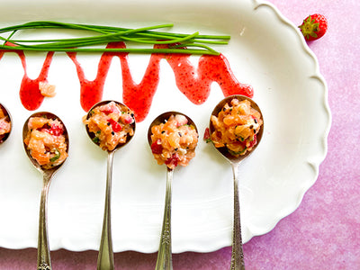 TARTARE DE SAUMON, FRAISE ET FROMAGE EN GRAINS