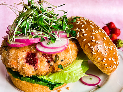 BURGER WITH SALMON AND STRAWBERRY TARTARE IN PANKO DRESS