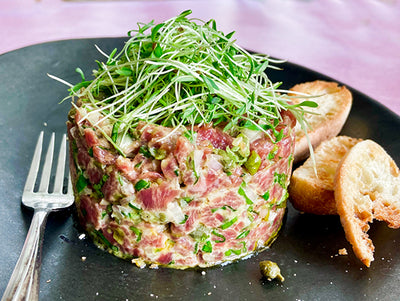 TARTARE DE BOEUF À LA FRANÇAISE & POIS VERTS WASABI