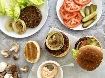 BURGERS DE CHAMPIGNONS, NOIX ET OIGNONS GRILLÉS