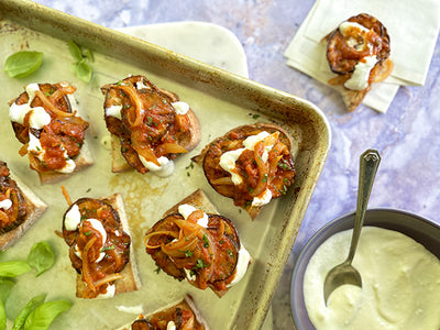 CROSTINIS À L’AUBERGINE GRILLÉE