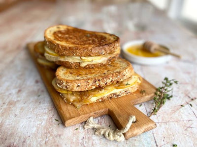 GRILLED CHEESE POIRE ET OIGNONS CARAMÉLISÉS