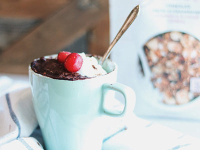 MUG CAKE PROTÉINÉ, CACAO ET CANNEBERGES