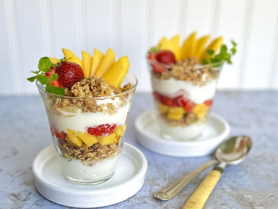 PARFAIT DE YOGOURT, MANGUE, FRAISES ET GRANOLA