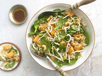 SALADE D’AMOUR, ÉPINARDS, FÈVES GERMÉES ET CLÉMENTINES