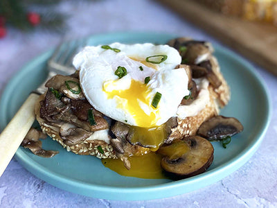 RÔTIES AUX CHAMPIGNONS CRÉMEUX À L’OEUF COULANT