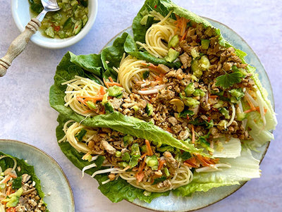 WRAP DE LAITUE AU POULET, NOIX DE CAJOU ET GINGEMBRE