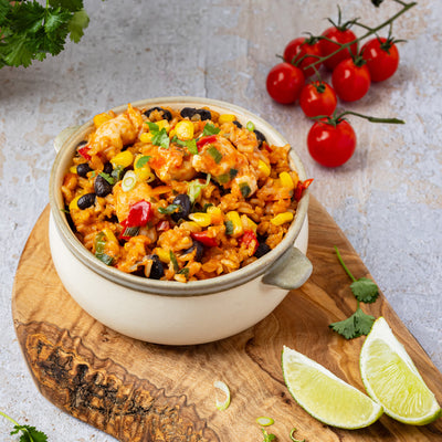 Découvrez le festin mexicain, un repas nutritif, protéiné et savoureux, signé Isabelle Huot, docteure en nutrition. Le tout, prêt en 5 minutes au micro-ondes. // Discover the Mexican feast, a nutritious, protein-packed, and tasty meal created by Isabelle Huot, PhD in nutrition. Ready in 5 minutes in the microwave. 