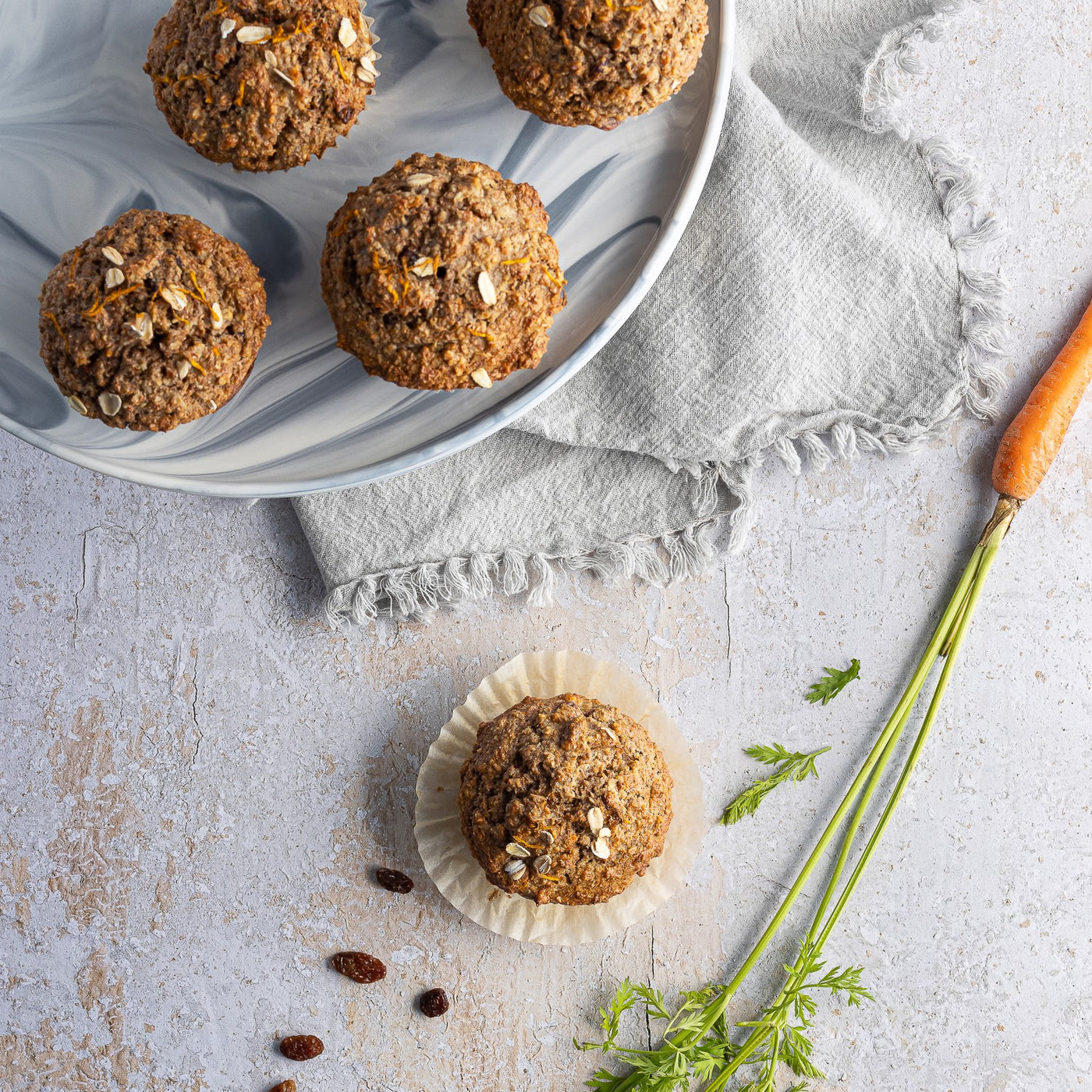 Des muffins double son, raisins et carottes : une collation savoureuse et nutritive. Le mélange à muffins d'Isabelle Huot, docteure en nutrition, se cuisine en quelques minutes seulement et son plus que svaoureux.