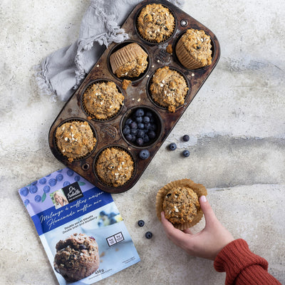 Photographie de muffins double son et bleuets. Photograph of muffins double bran and blueberries. *conçu pour respecter les besoins des personnes atteintes de diabète, d'hypercholestérolémie ou d'hypertension artérielle