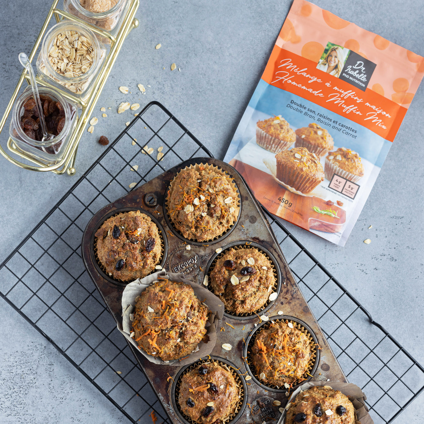 Muffins double son, raisins et carottes : une collation nutritive et savoureuse qui se prépare en quelques minutes seulement. Essayez les muffins d'Isabelle Huot Docteure en nutrition.
