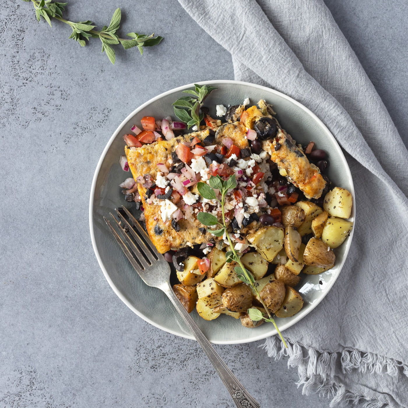 Cette omelette à la grecque est le déjeuner santé et équilibré parfait pour commencer la journée. Des légumes, des oeufs et un accompagnement de pommes de terre assaisonnées. L'essayer c'est l'adopter  // This Greek-style omelette is the perfect healthy, balanced breakfast to start the day. Vegetables, eggs and a side of seasoned potatoes. Try it and you'll love it..