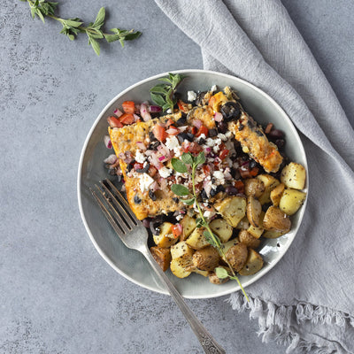 Cette omelette à la grecque est le déjeuner santé et équilibré parfait pour commencer la journée. Des légumes, des oeufs et un accompagnement de pommes de terre assaisonnées. L'essayer c'est l'adopter  // This Greek-style omelette is the perfect healthy, balanced breakfast to start the day. Vegetables, eggs and a side of seasoned potatoes. Try it and you'll love it..
