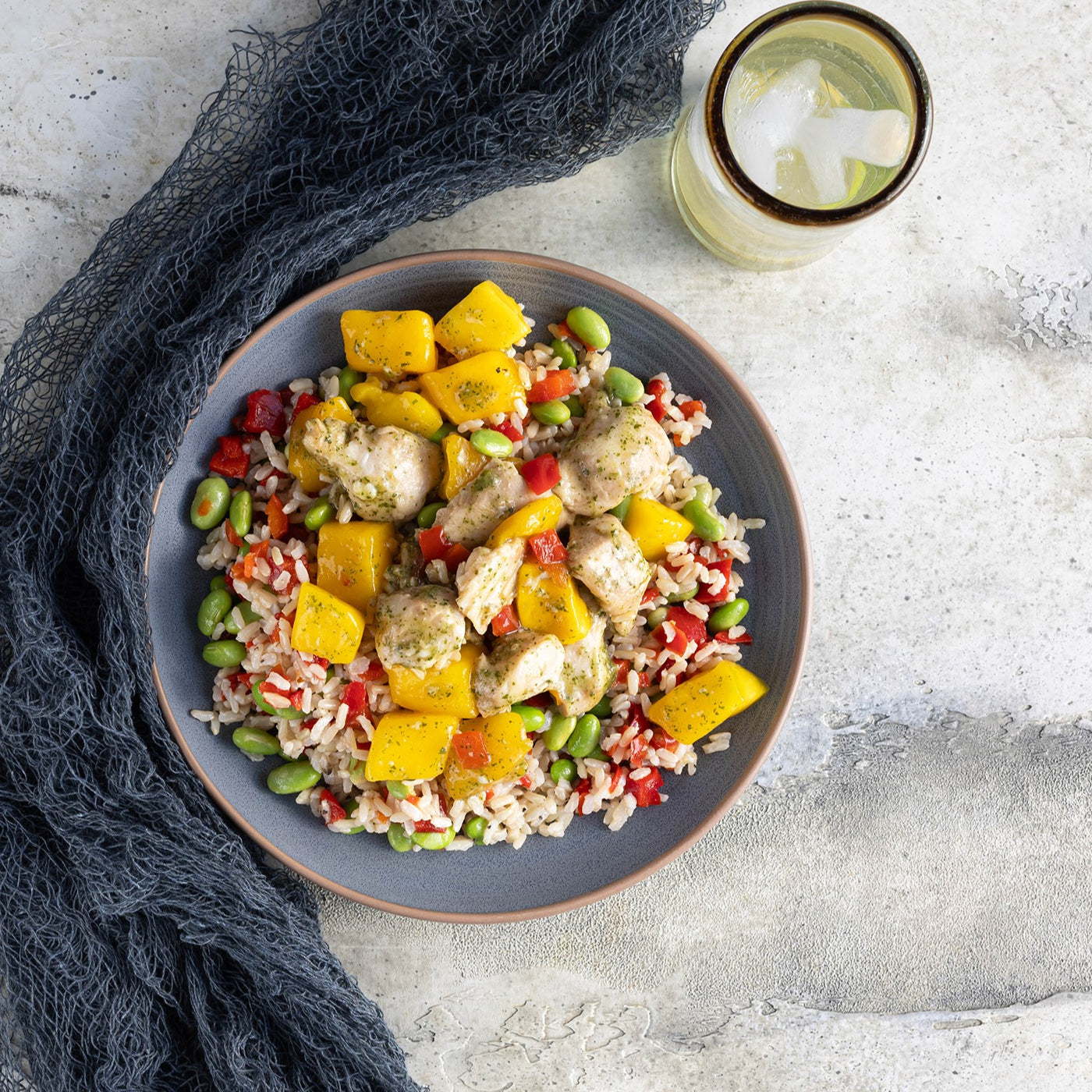Le repas parfait pour les amateurs de sucré-salé. Ce poulet à la mangue est tout simplement savoureux. Des morceaux de poulet, servi avec des cubes de mangues. Le tout déposé sur un riz brun aux légumes variés et edamames. / The perfect meal for sweet and savoury lovers. This mango chicken is simply delicious. Chunks of chicken, served with cubes of mango. All served on brown rice with mixed vegetables and edamame. 