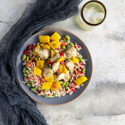Le repas parfait pour les amateurs de sucré-salé. Ce poulet à la mangue est tout simplement savoureux. Des morceaux de poulet, servi avec des cubes de mangues. Le tout déposé sur un riz brun aux légumes variés et edamames. / The perfect meal for sweet and savoury lovers. This mango chicken is simply delicious. Chunks of chicken, served with cubes of mango. All served on brown rice with mixed vegetables and edamame. 