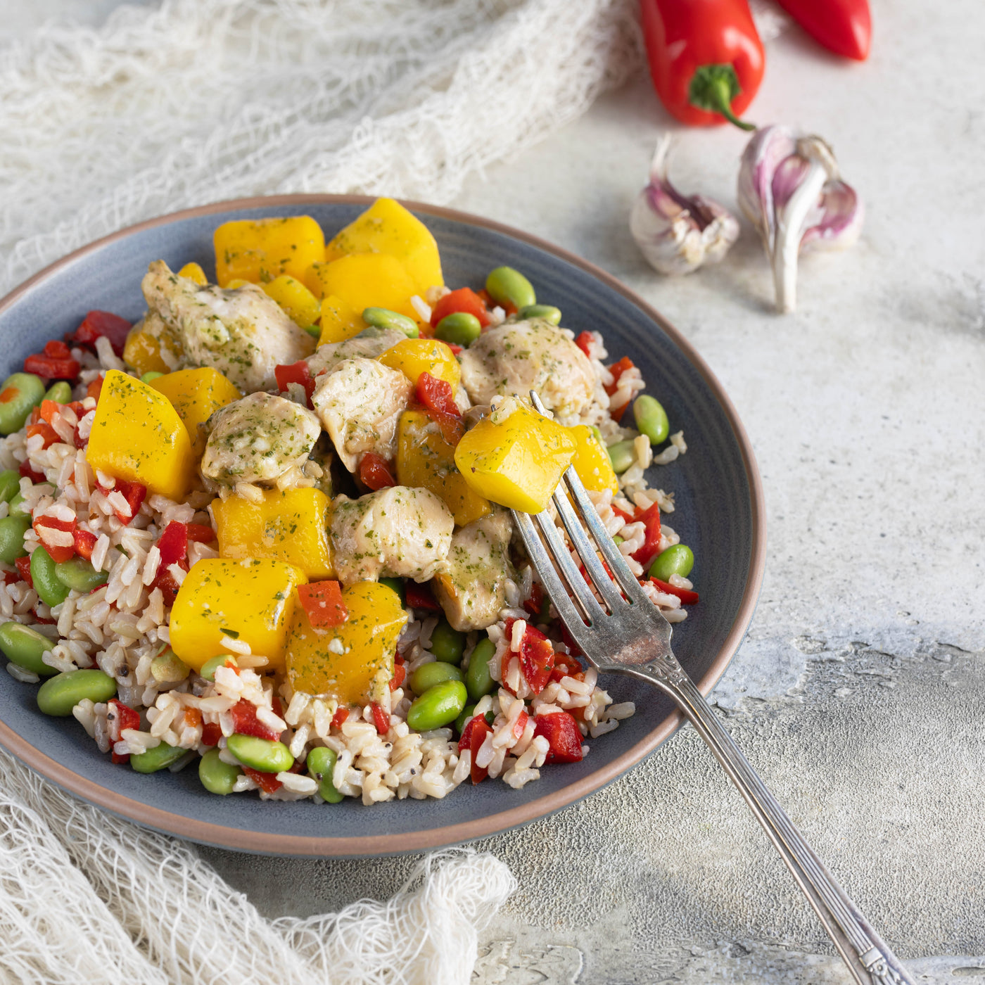 Le repas parfait pour les amateurs de sucré-salé. Ce poulet à la mangue est tout simplement savoureux. Des morceaux de poulet, servi avec des cubes de mangues. Le tout déposé sur un riz brun aux légumes variés et edamames. / The perfect meal for sweet and savoury lovers. This mango chicken is simply delicious. Chunks of chicken, served with cubes of mango. All served on brown rice with mixed vegetables and edamame.