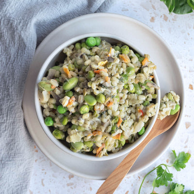 Bol de risotto au poulet, champignons et petits pois. Un repas savoureux, gourmand et équilibré.
