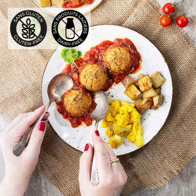 3 galettes de falafels déposées sur une sauce tomate légèrement épicée. Le tout, accompagné de pommes de terre rôties et des choux-fleurs. Un plat coloré, végétarien et savoureux. Un repas sans gluten et sans produits laitiers. // 3 falafel patties on a lightly spiced tomato sauce. Accompanied by roasted potatoes and cauliflower. A colorful, vegetarian and tasty dish. A gluten-free, dairy-free meal.