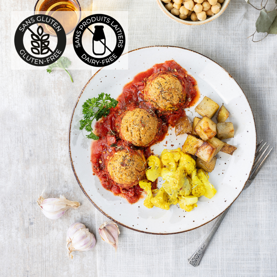 3 galettes de falafels déposées sur une sauce tomate légèrement épicée. Le tout, accompagné de pommes de terre rôties et des choux-fleurs. Un plat coloré, végétarien et savoureux. Un repas sans gluten et sans produits laitiers. // 3 falafel patties on a lightly spiced tomato sauce. Accompanied by roasted potatoes and cauliflower. A colorful, vegetarian and tasty dish. A gluten-free, dairy-free meal.