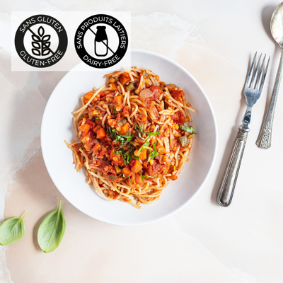 Dans un bol blanc est déposé un plat de spaghetti, sauce marinara aux lentilles. Un repas végétarien, sans gluten et sans produits laitiers. // A white bowl holds a dish of spaghetti with lentil marinara sauce. A vegetarian, gluten-free and dairy-free meal.