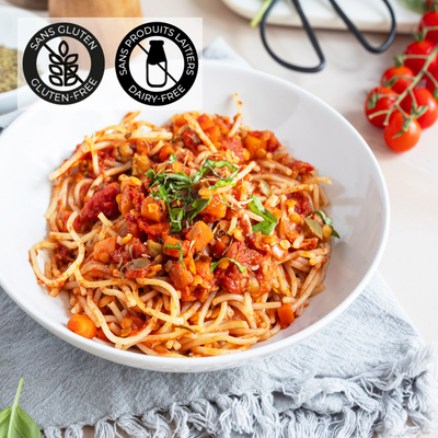 Dans un bol blanc est déposé un plat de spaghetti, sauce marinara aux lentilles. Un repas végétarien, sans gluten et sans produits laitiers. // A white bowl holds a dish of spaghetti with lentil marinara sauce. A vegetarian, gluten-free and dairy-free meal.