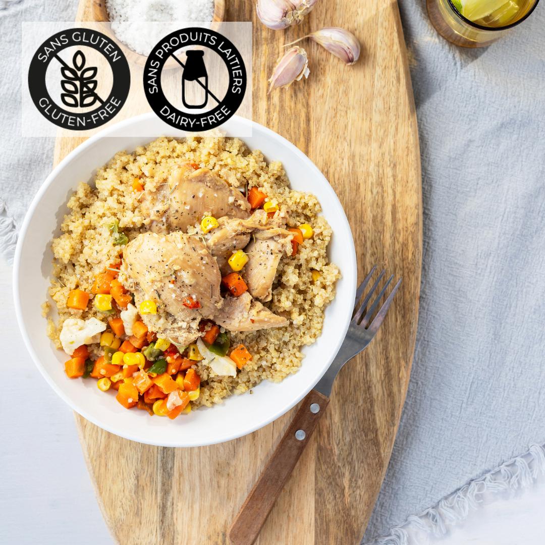 Délicieux plat de poulet au gingembre, accompagné de légumes variés et servi sur un lit de quinoa cuit. Un plat savoureux prêt en 5 minutes à découvrir. Un repas sans gluten et sans produits laitiers. // Delicious ginger chicken dish, accompanied by a variety of vegetables and served on a bed of cooked quinoa. A tasty dish ready in 5 minutes. A gluten-free, dairy-free meal.