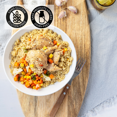 Délicieux plat de poulet au gingembre, accompagné de légumes variés et servi sur un lit de quinoa cuit. Un plat savoureux prêt en 5 minutes à découvrir. Un repas sans gluten et sans produits laitiers. // Delicious ginger chicken dish, accompanied by a variety of vegetables and served on a bed of cooked quinoa. A tasty dish ready in 5 minutes. A gluten-free, dairy-free meal.