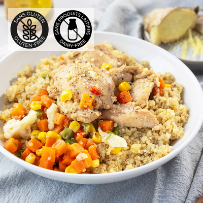 Délicieux plat de poulet au gingembre, accompagné de légumes variés et servi sur un lit de quinoa cuit. Un plat savoureux prêt en 5 minutes à découvrir. Un repas sans gluten et sans produits laitiers. // Delicious ginger chicken dish, accompanied by a variety of vegetables and served on a bed of cooked quinoa. A tasty dish ready in 5 minutes. A gluten-free, dairy-free meal.