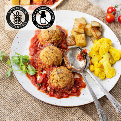 3 galettes de falafels déposées sur une sauce tomate légèrement épicée. Le tout, accompagné de pommes de terre rôties et des choux-fleurs. Un plat coloré, végétarien et savoureux. Un repas sans gluten et sans produits laitiers. // 3 falafel patties on a lightly spiced tomato sauce. Accompanied by roasted potatoes and cauliflower. A colorful, vegetarian and tasty dish. A gluten-free, dairy-free meal.