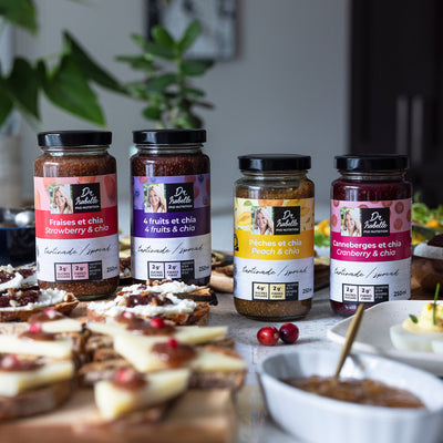 Photographie de l'assortiment de 4 tartinades fruits et chia. Pêches, fraises, canneberges et 4 fruits. Photograph of the assortment of 4 fruit and chia spreads. Peaches, strawberries, cranberries and 4 fruits.