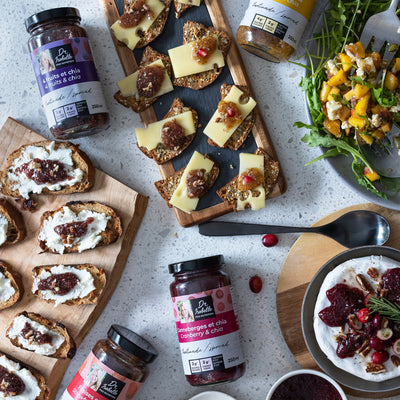 Photographie de l'assortiment de 4 tartinades fruits et chia. Pêches, fraises, canneberges et 4 fruits. Photograph of the assortment of 4 fruit and chia spreads. Peaches, strawberries, cranberries and 4 fruits.