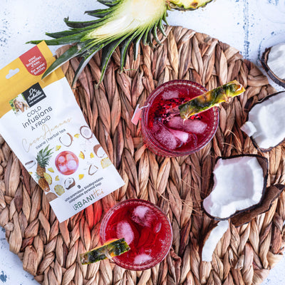 Une savoureuse infusion fruitée Coco Ananas. Un breuvage rafraichissant en été et réconfortant en hiver. Cette boisson fruitée et colorée est sans sucre et sans théine. Collaboration avec Urbanithé. / A deliciously fruity Coconut Pineapple infusion. A refreshing drink in summer and comforting in winter. This fruity, colorful drink is sugar-free and caffeine-free. Collaboration with Urbanithé.