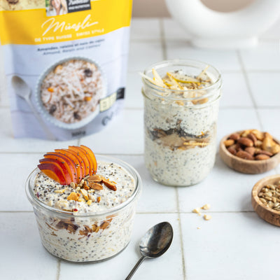 Photographie du muesli type Suisse cuisiné en gruau de la veille (gruau overnight) dans un bol en verre avec des pêches fraîches et des noix concassées. // Photography of Swiss-style muesli cooked as overnight oatmeal in a glass bowl with fresh peaches and crushed walnuts.