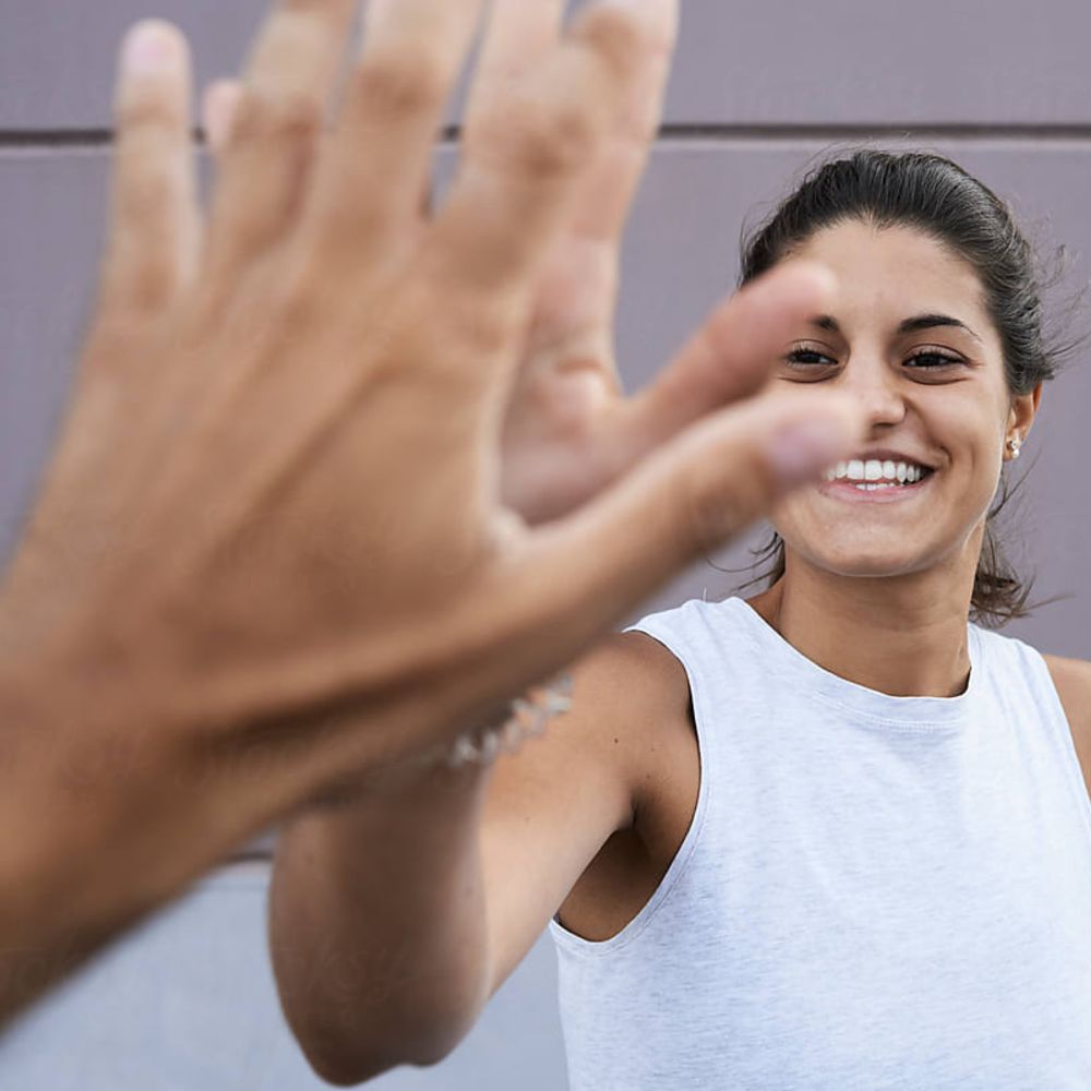 Photo de deux personnes se tapant la main, l'une est souriante et porte un haut blanc. Photo à visée promotionnelle : c'est le sentiment procuré lors d'un programme effectué. Consiste à l'envoi de plats préparés prêt-à-manger après 5 minutes au micro-ondes, spécialement destiné aux personnes souhaitant prendre leur santé en main. Régime, prise de poids, perte de poids et rééquilibrage alimentaire, le programme s'adapte aux besoins de chacun.e.