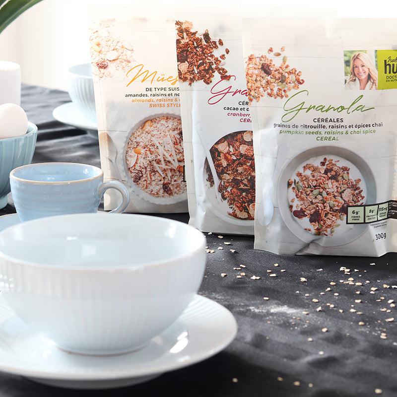 Photographie de l'assortiment des 3 céréales préparées par Isabelle Huot : granola cacao et canneberges, granola chaï et müesli de type suisse. Photograph of the assortment of 3 cereals prepared by Isabelle Huot: cocoa and cranberry granola, chaï granola and Swiss-style müesli.  Repas surgelés adaptés aux personne diabétiques, souffrant d'hypercholestérolémie et d'hypertension artérielle