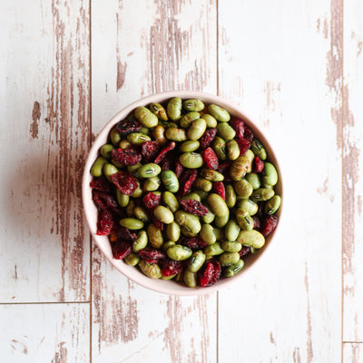 photo d'un bol contenant des edamames et des canneberges. Collation santé. Photograph of edamames and cranberries, as a healthy snack throughout the day