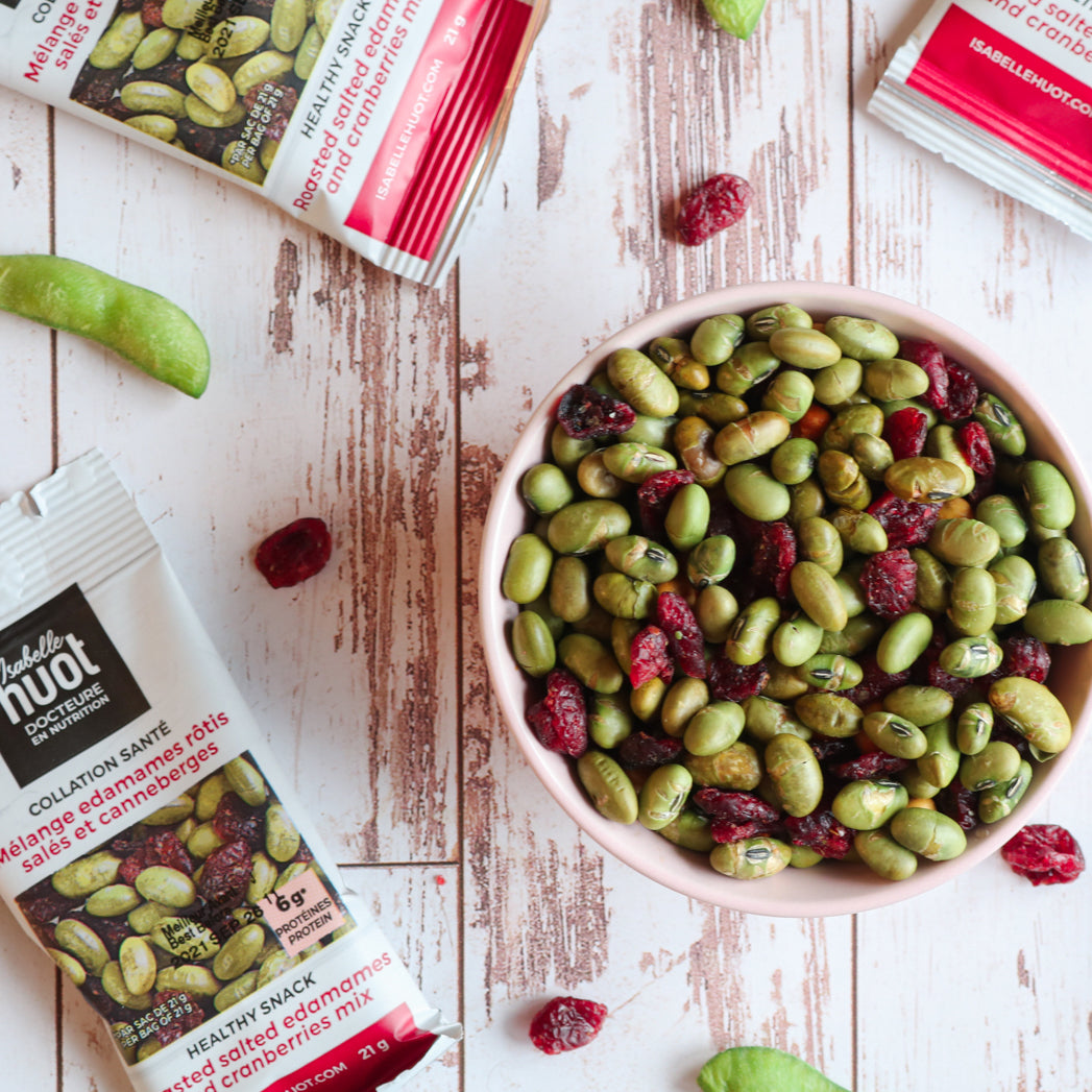 photo d'un bol contenant des edamames et des canneberges. Avec trois sachets de cette collation autour du bol. Collation santé. Photograph of edamames and cranberries, as a healthy snack anytime during the day