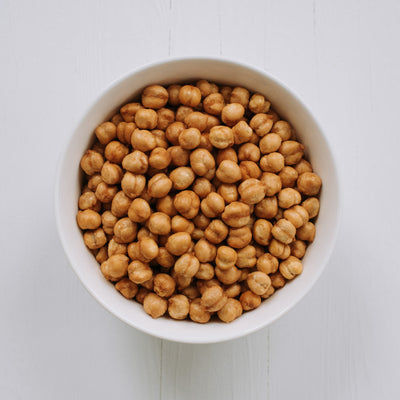 photo d'un bol rempli de pois chiches rôtis, au goût sel de mer. Collation santé. Photograph of a bowl of roasted chickpea, tasting sea salt, as a healthy collation. *conçus pour respecter les besoins des personnes atteintes de diabète, d'hypercholestérolémie ou d'hypertension artérielle