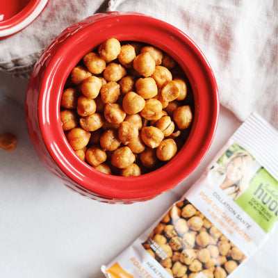 Photo d'un bol rond rempli de pois chiches rôtis BBQ. Une collation santé, parfaite pour les fringales du matin. Distribué par Isabelle Huot, docteure en nutrition. Photograph of chickpeas in a red bowl, healthy snack for anytime during the day.