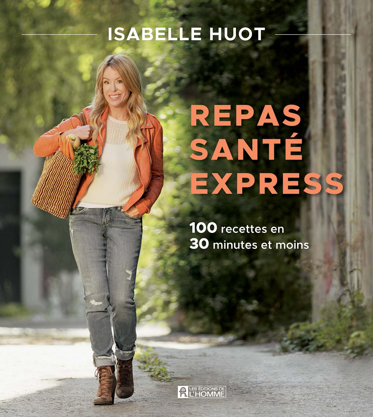 Photo de la couverture du livre d'Isabelle Huot "repas santé express" avec une écriture "100 recettes en 30 minutes et moins" accompagné d'une photo d'Isabelle Huot souriante, debout marchant dans une rue avec un panier rempli de légumes sous le bras.