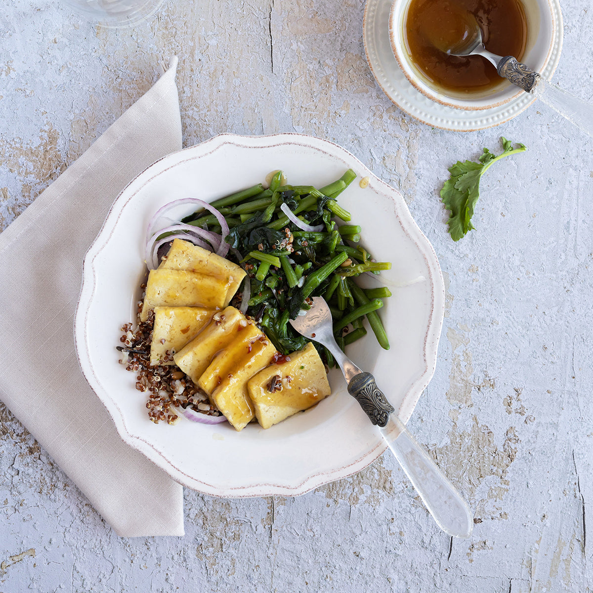 De savoureux cubes de tofu caramélisé à l'érable. Déposé sur un lit de quinoa et de riz 7 grains et servi avec des haricots verts et du rapini. / Tasty cubes of maple caramelized tofu. Layered on a bed of quinoa and 7 grain rice and served with green beans and rapini.  Repas surgelés adaptés aux personne diabétiques, souffrant d'hypercholestérolémie et d'hypertension artérielle